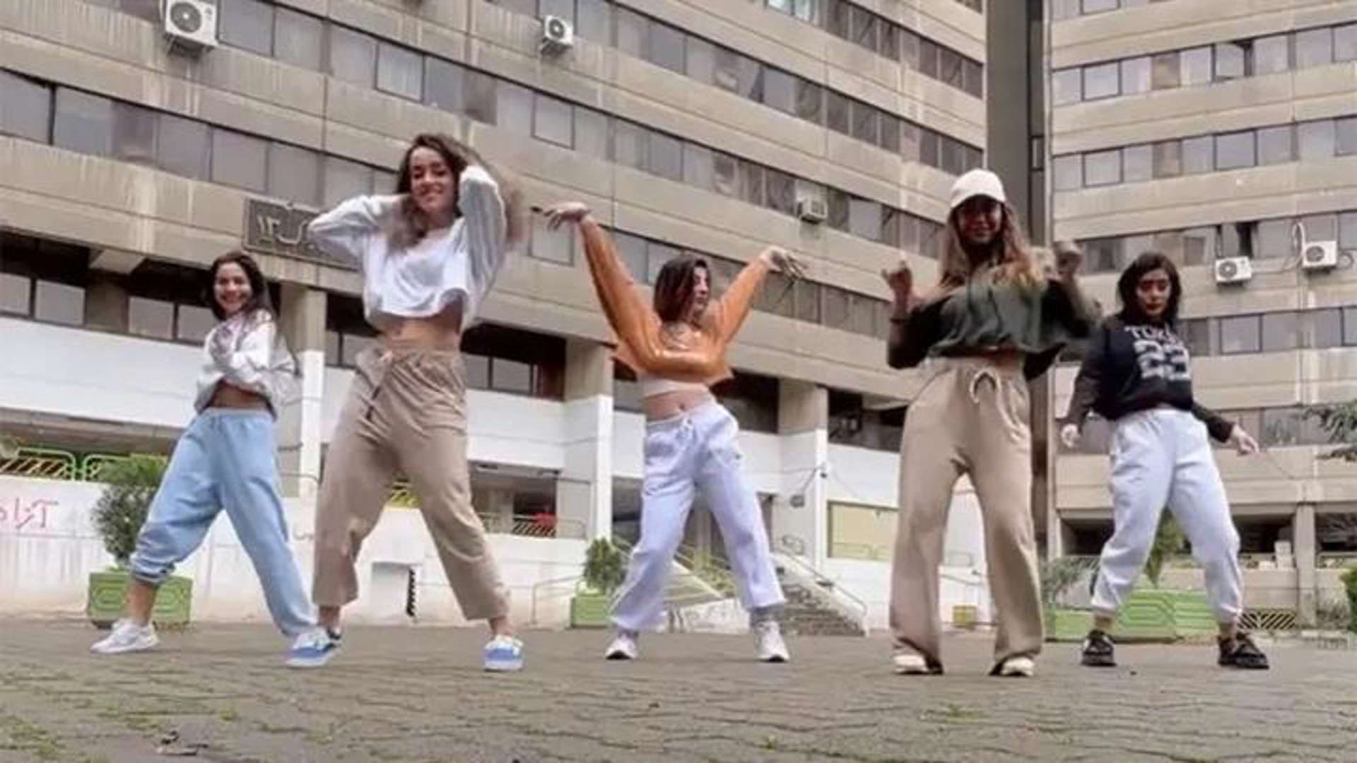 Lantaran Menarikan Lagu Selena Gomez, 5 Wanita Muda Iran Ditahan dan Dipaksa Mengaku Bersalah